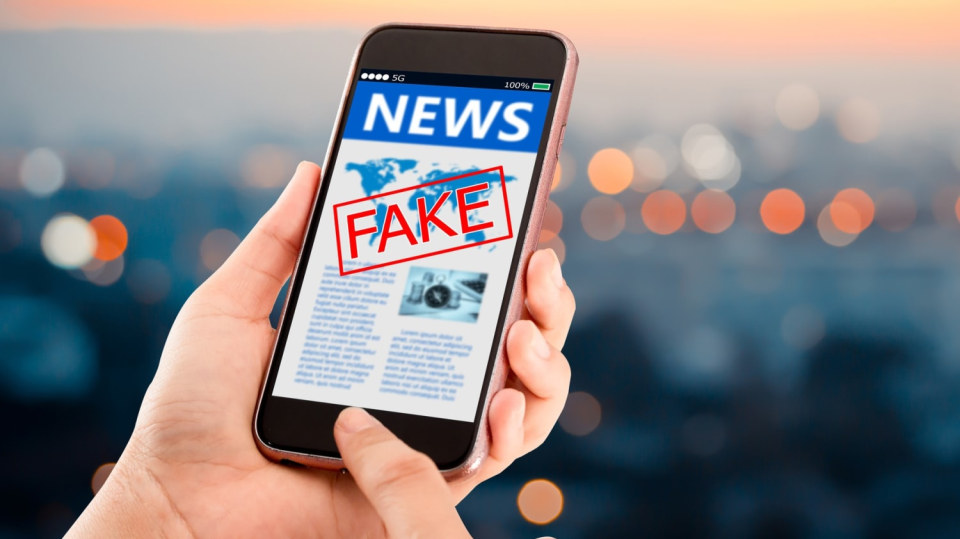 Fake news a hoaxy se často sdílejí právě na Facebooku